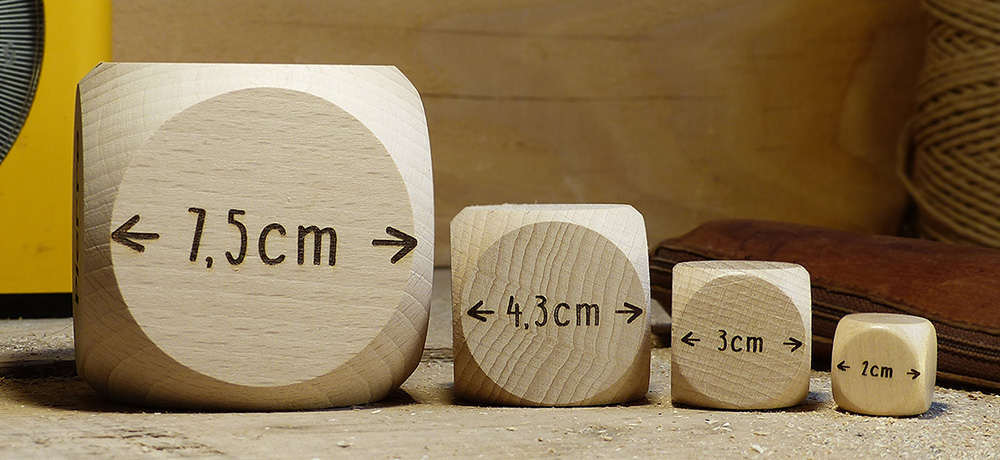 Le nostre diverse dimensioni di dadi da personalizzare, 2 cm, 3 cm, 4,3 cm o 7,5 cm