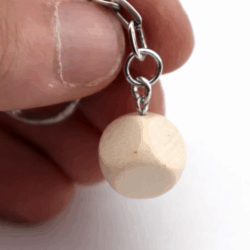 Porte clé en forme de dé en bois personnalisé, de 16mm